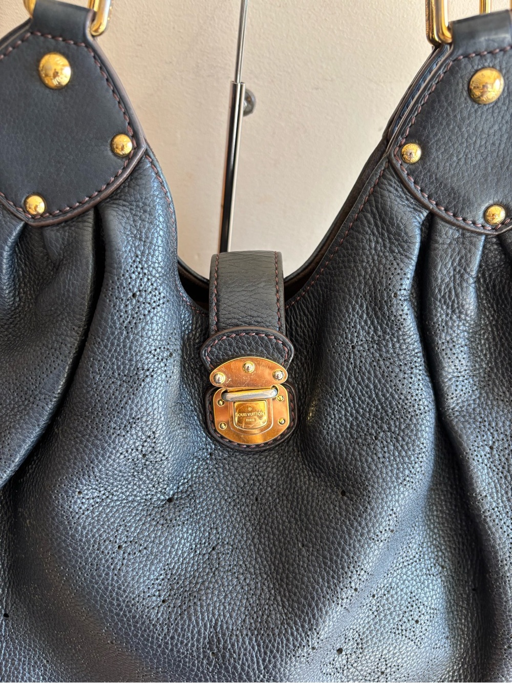 Authentic Louis Vuitton mahina black leather handbag - Picture 2 of 12